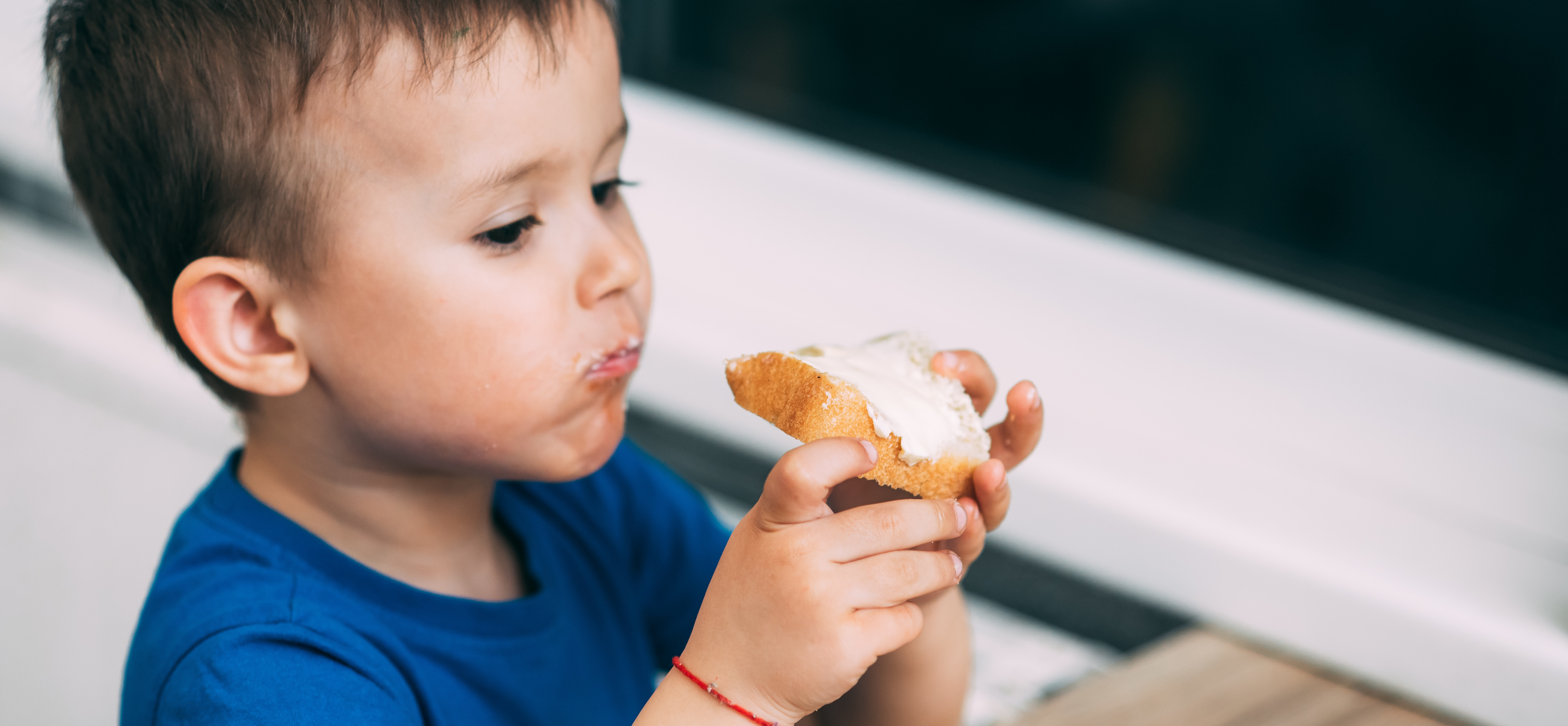 Мальчик ест хлеб с маслом картинки для детей